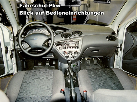 Fahrschulwagen, Doppelbedienung der Pedale Fahrschulwagen, Doppelbedienung der Pedale