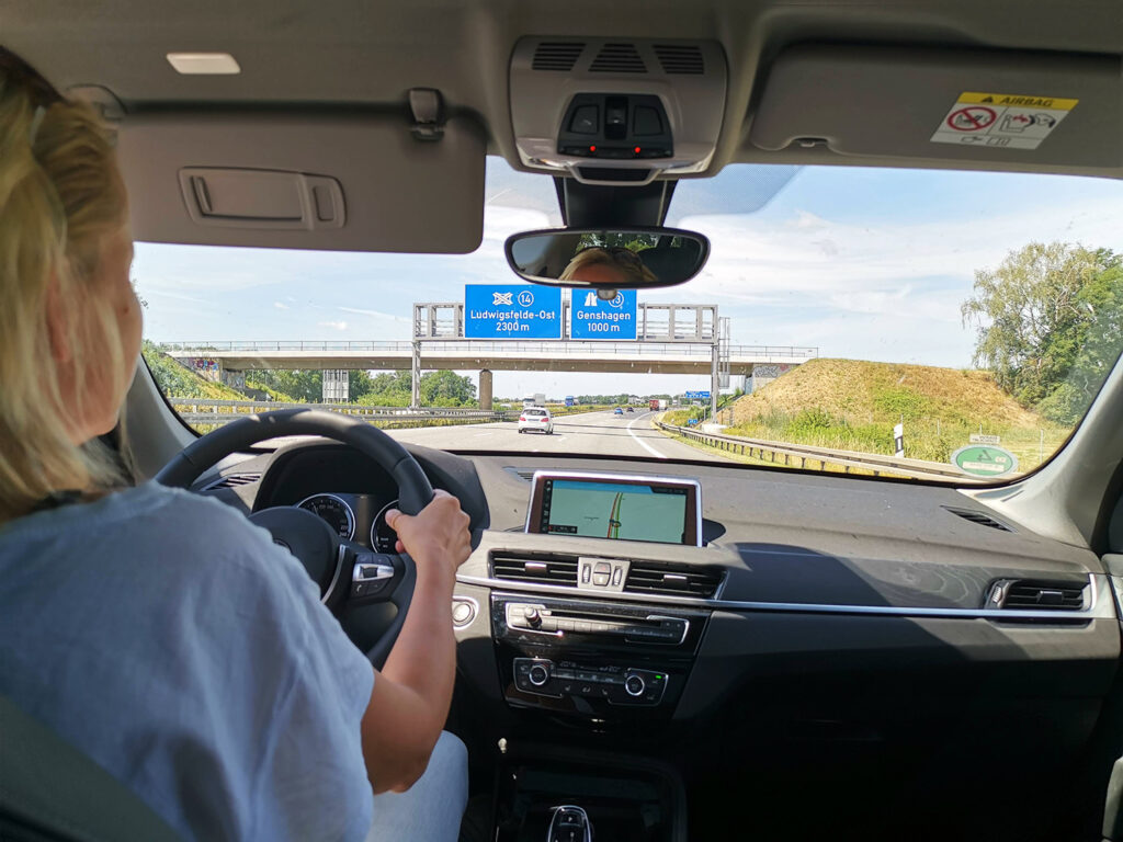 Autobahnfahrt mit eingeschaltetem Navigationsgerät. Programmstufe 3, selbständiges Fahren, Angsthasenfahrlehrer begleitet die Angsthäsin